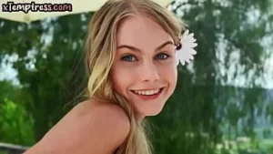 Solo erotic de 19 ani cu tete mici în lenjerie intimă, în aer liber, gol