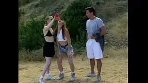 Brooke Waters i Annabelle Dayne, przyszłe druhny, przybyły na wyspę, aby pomóc zorganizować jej ceremonię zaślubin.